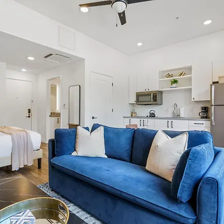 Vibrant Austin Studio Balcony Plus Parking And Wi-Fi